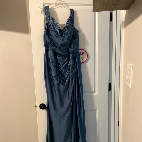 Elegant Blue Evening Gown - Picture 5 of 6